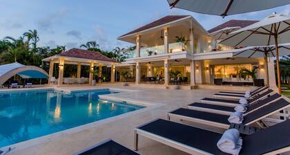 Luxury The Dream villa w/golf view, outdoor screen movie, CHEF & staff incl.