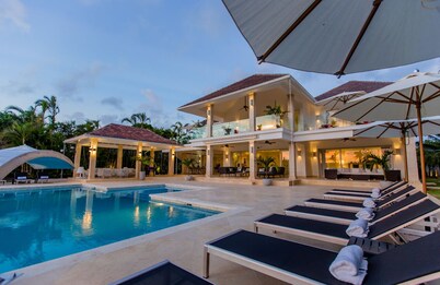 Luxury The Dream villa  w/golf view, outdoor screen movie, CHEF & staff incl.