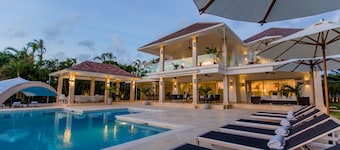 Luxury The Dream villa w/golf view, outdoor screen movie, CHEF & staff incl.