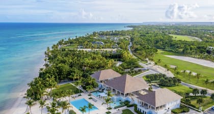 Luxury The Dream villa w/golf view, outdoor screen movie, CHEF & staff incl.