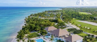 Luxury The Dream villa w/golf view, outdoor screen movie, CHEF & staff incl.