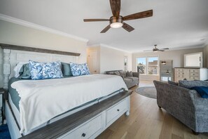 6 habitaciones, escritorio y tabla de planchar con plancha