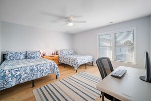 6 Schlafzimmer, Schreibtisch, Bügeleisen/Bügelbrett, Reisekinderbett