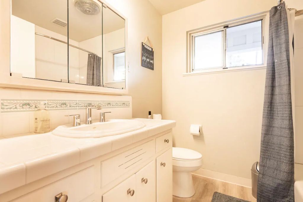 Chuveiro/banheira combinados, toalhas de banho, sabonete 