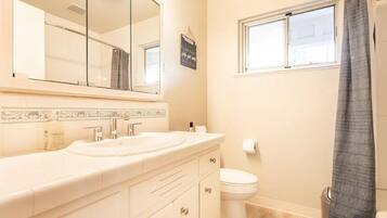 Chuveiro/banheira combinados, toalhas de banho, sabonete