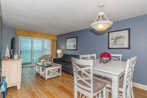 TV - Carolinian 2/2 DELUXE Oceanfront Master with Free Parking & Wifi in Myrtle Beach (Myrtle Beach)