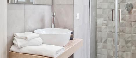 Chambre double ou avec lits jumeaux (con balcone) | Salle de bain | Douche, douche cascade, articles de toilette (gratuits)