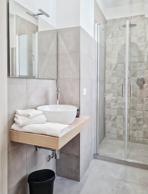 Double or Twin Room (con balcone) | Bathroom | Shower, rainfall showerhead, free toiletries, hair dryer - RossHouse (Sorrento)