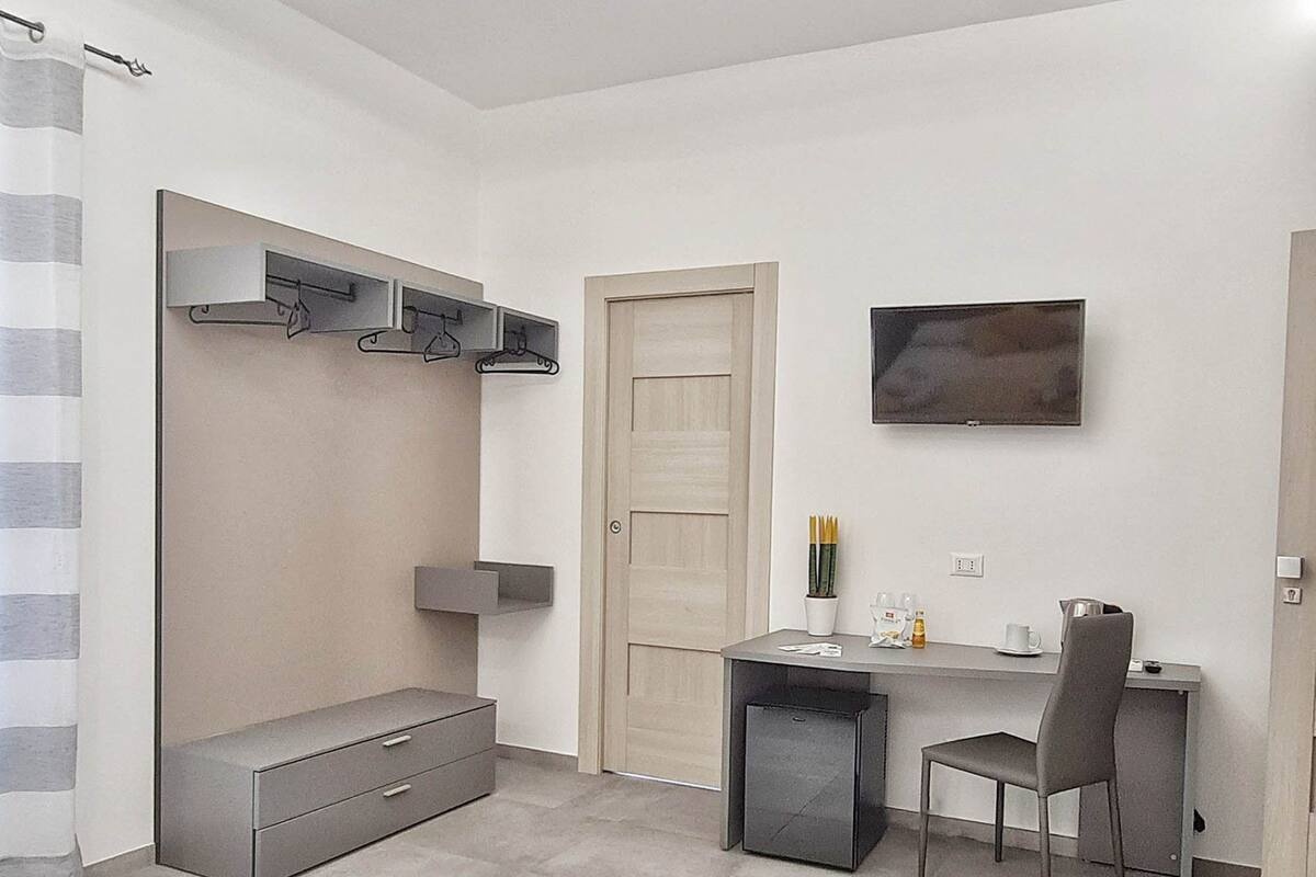 Cubrecamas, colchones con pillow-top, minibar y escritorio