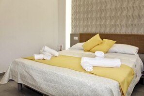 Down comforters, pillowtop beds, minibar, desk - RossHouse (Sorrento)