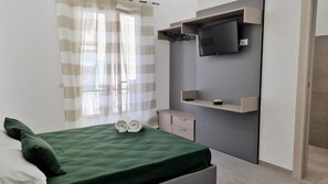 Down comforters, pillowtop beds, minibar, desk - RossHouse (Sorrento)
