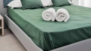 Selimut bulu angsa, bantalan ekstra lembut, minibar, dan meja kerja