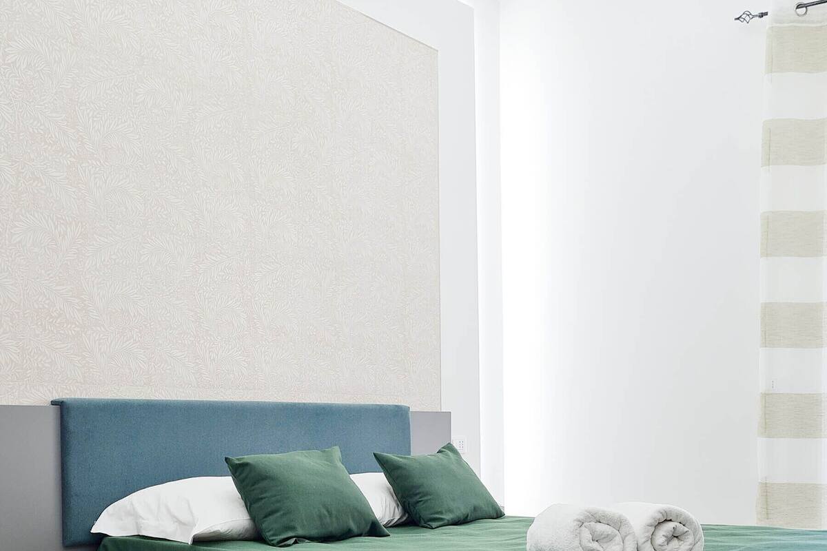 Cubrecamas, colchones con pillow-top, minibar y escritorio