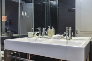 Shower, hair dryer, towels, soap - Central São Paulo by Lisbon Heart (Lisboa)