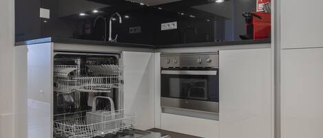 Frigorífico, microondas, horno y placa de cocina