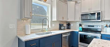 Een koelkast, een microgolfoven, een oven, een kookplaat