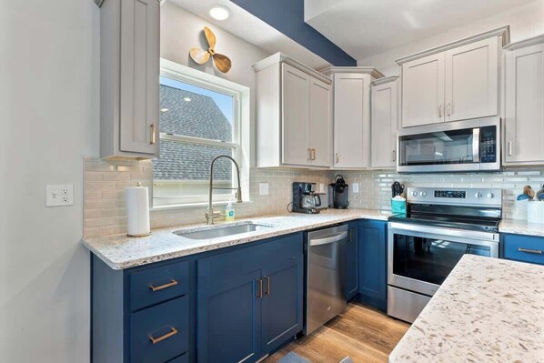 Køleskab, mikrobølgeovn, ovn, kogeplade