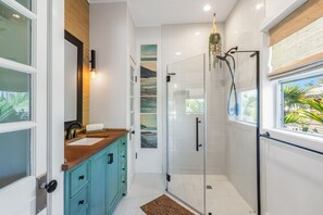 Baignoire, sèche-cheveux, serviettes fournies