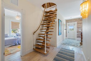 6 bedrooms, desk, iron/ironing board, free WiFi