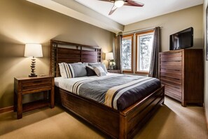 3 bedrooms, iron/ironing board, travel crib, free WiFi - Spacious Getaway near Banff w/ Heated Pool (Canmore)