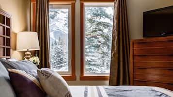 3 bedrooms, iron/ironing board, travel cot, free WiFi