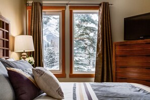 3 bedrooms, iron/ironing board, travel crib, free WiFi