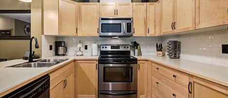 Geladeira, micro-ondas, fogão, cooktop