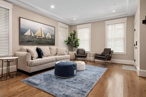 Smart TV - MODERN 2022 NEWLY BUILT TOWNHOME (Annapolis)