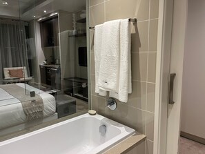 1 quarto, escrivaninha, ferros/tábuas de passar roupa, Wi-Fi de cortesia