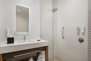 Quarto, 2 camas Queen | Banheiro | Chuveiro, produtos de toalete de grife, secador de cabelo
