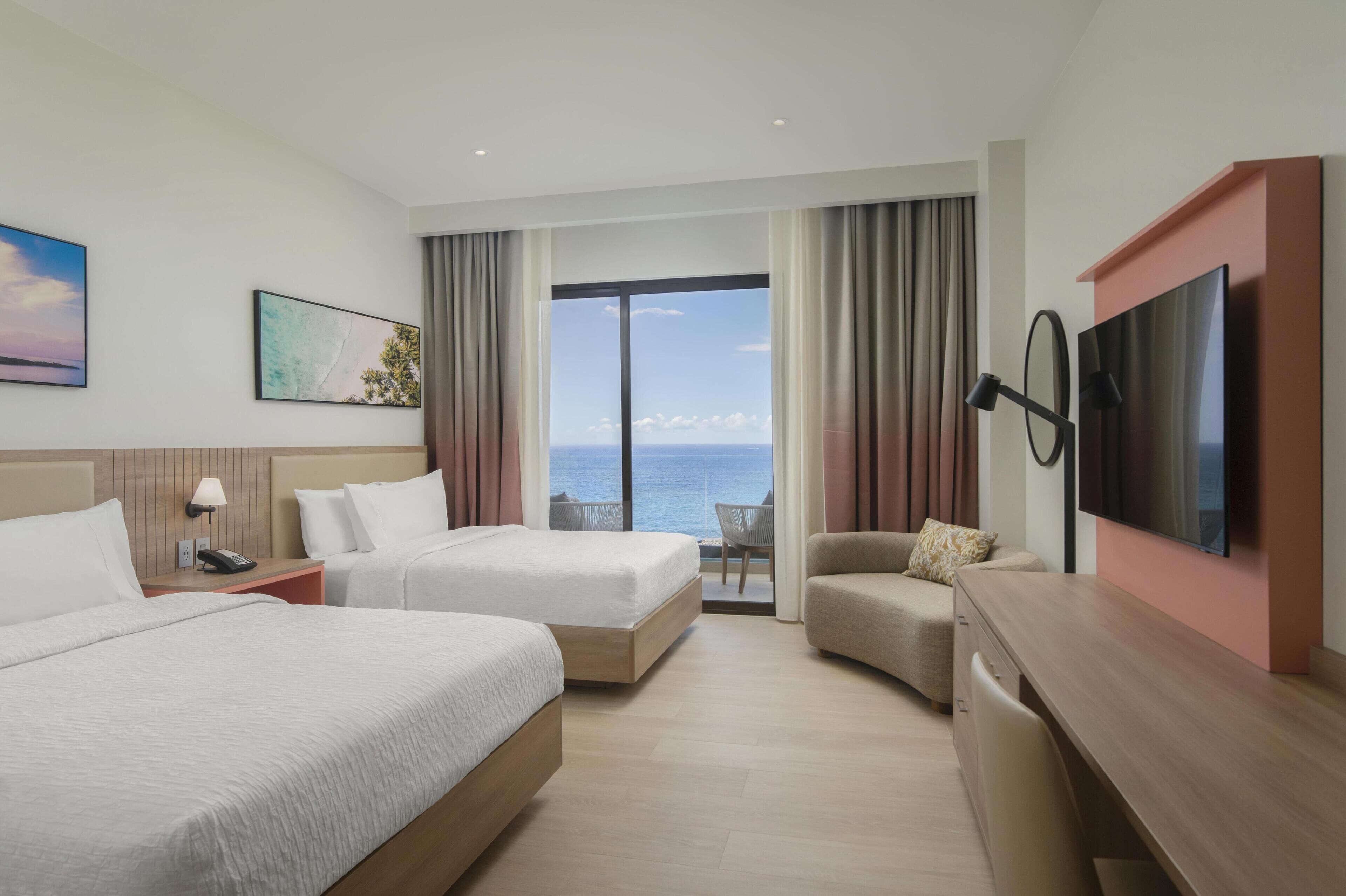 Ropa de cama hipoalergénica y caja de seguridad en la habitación 