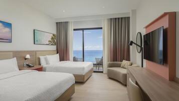 Ropa de cama hipoalergénica y caja de seguridad en la habitación