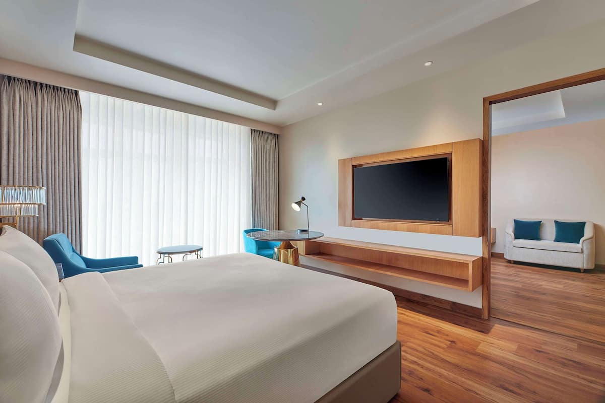 Deluxe suite, 1 kingsize bed, uitzicht op zwembad | Een minibar, een kluis op de kamer, een bureau, geluiddichte muren