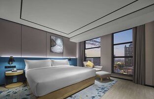 Ropa de cama de alta calidad y caja de seguridad en la habitación 