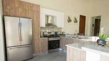 冰箱、微波炉、烤箱、炉灶