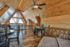 TV, fireplace, foosball, table tennis - GET A NEW ALTITUDE located at the highest peak of Stuart Mountain (Mineral Bluff)