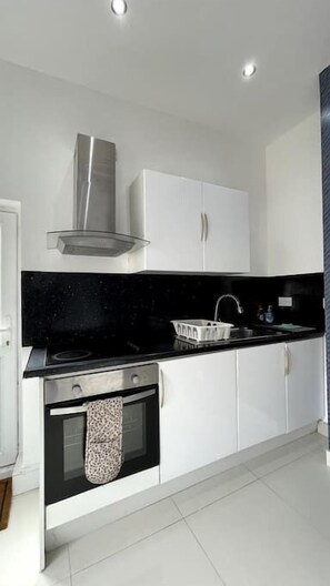 Fridge, microwave, oven, stovetop - Luxury 2 Bed Apt- Leicester City- Free Parking (Leicester)