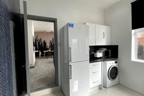 Refrigerador, microondas, horno y parrilla de estufa 