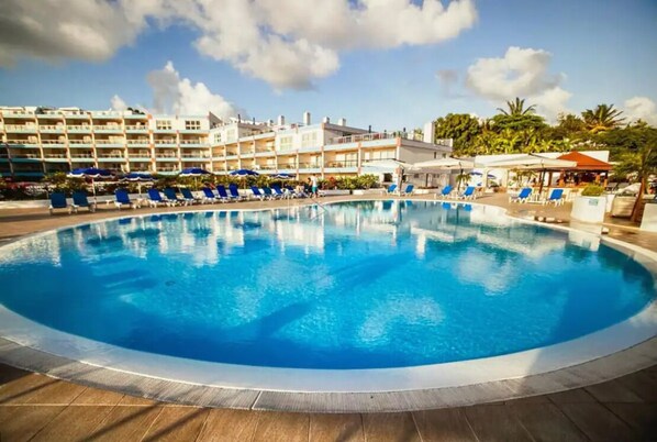 حمّام سباحة خارجي