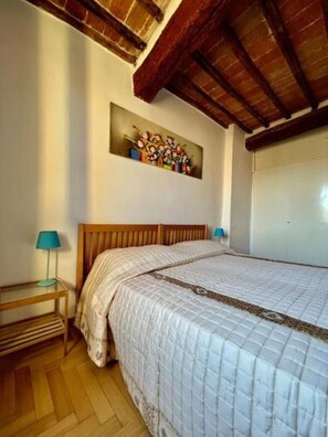 1 bedroom, desk, free WiFi, bed sheets