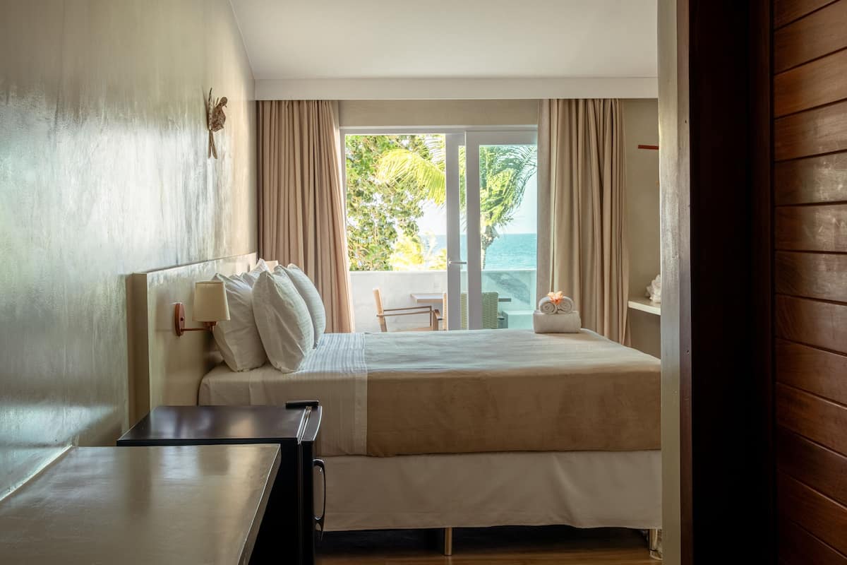 Ropa de cama de alta calidad, minibar y decoración personalizada