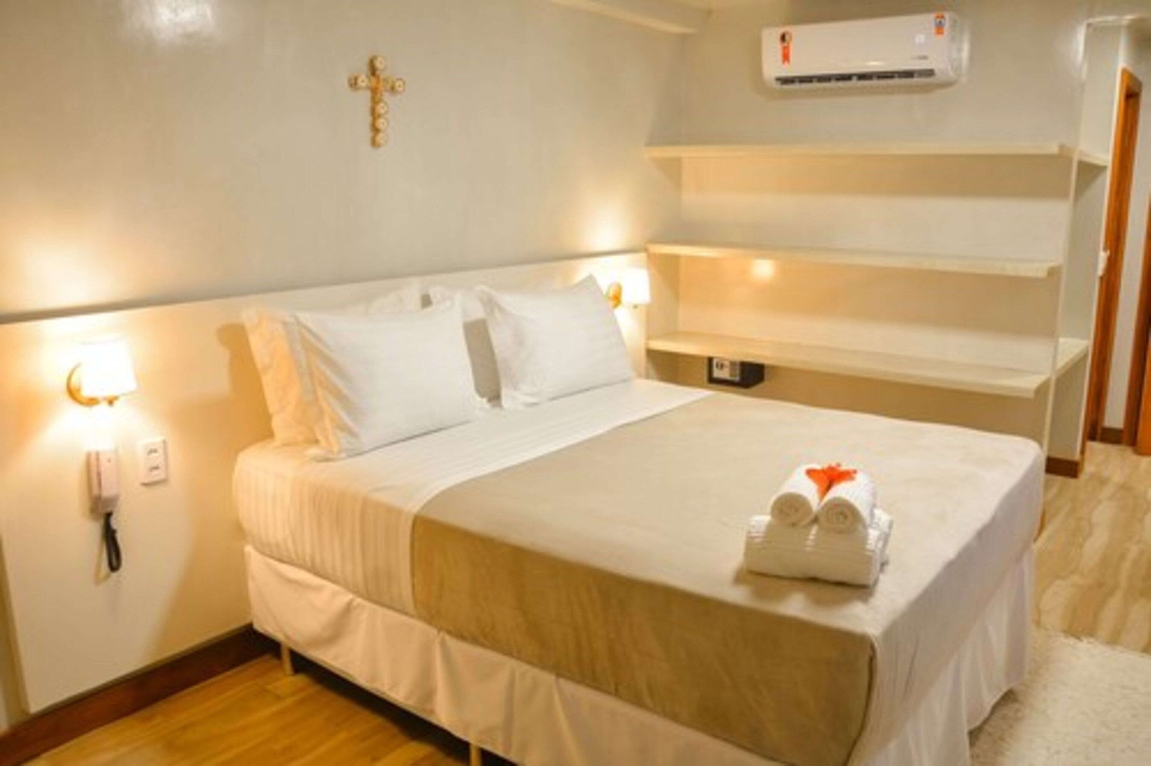 Ropa de cama de alta calidad, minibar y decoración personalizada 