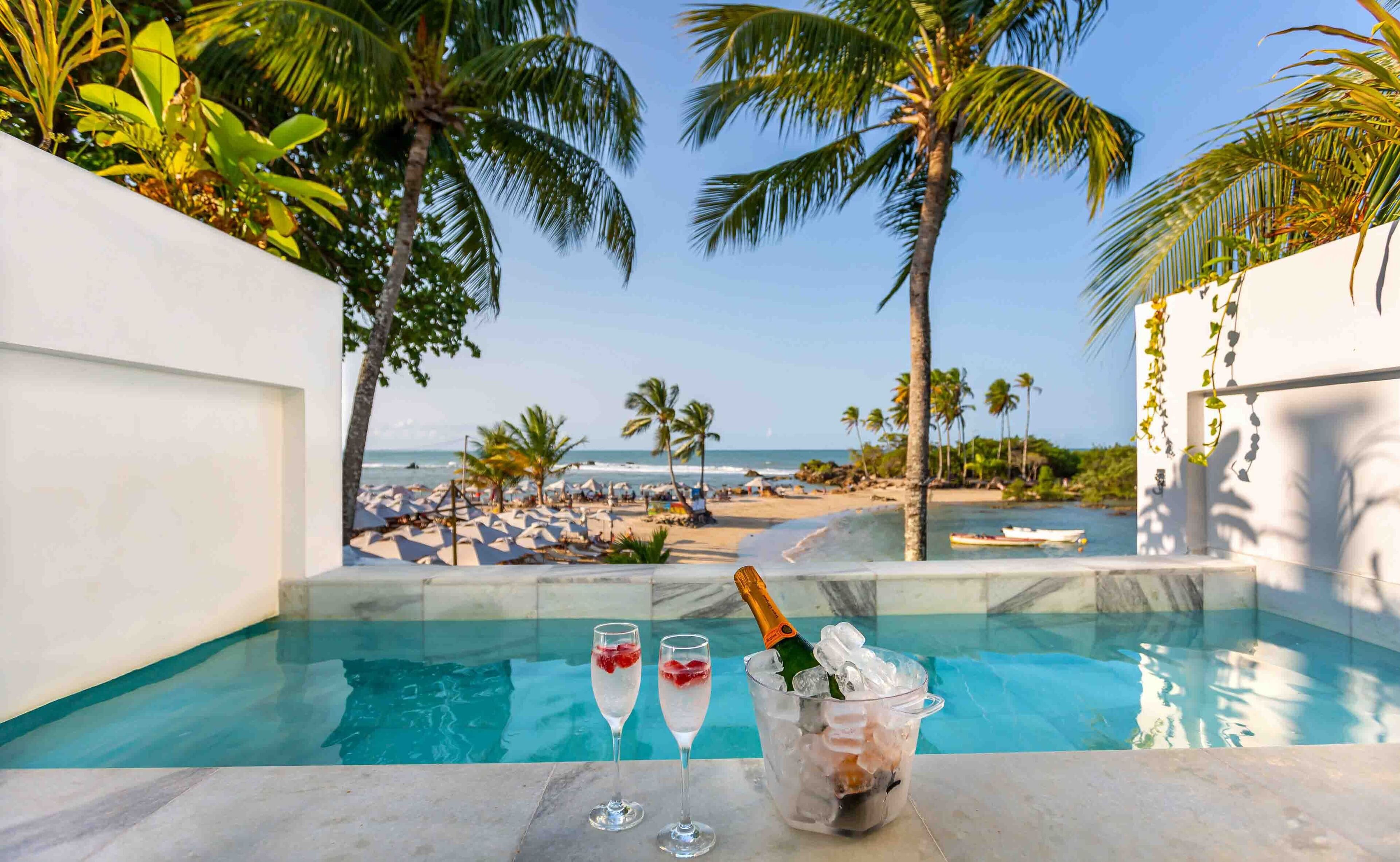 Luxo Frente Mar com Piscina Privativa | Bathroom | Shower, rainfall showerhead, hair dryer