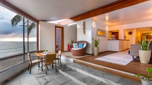 Una sala de estar moderna con vista al mar, un comedor y un mostrador de recepción.