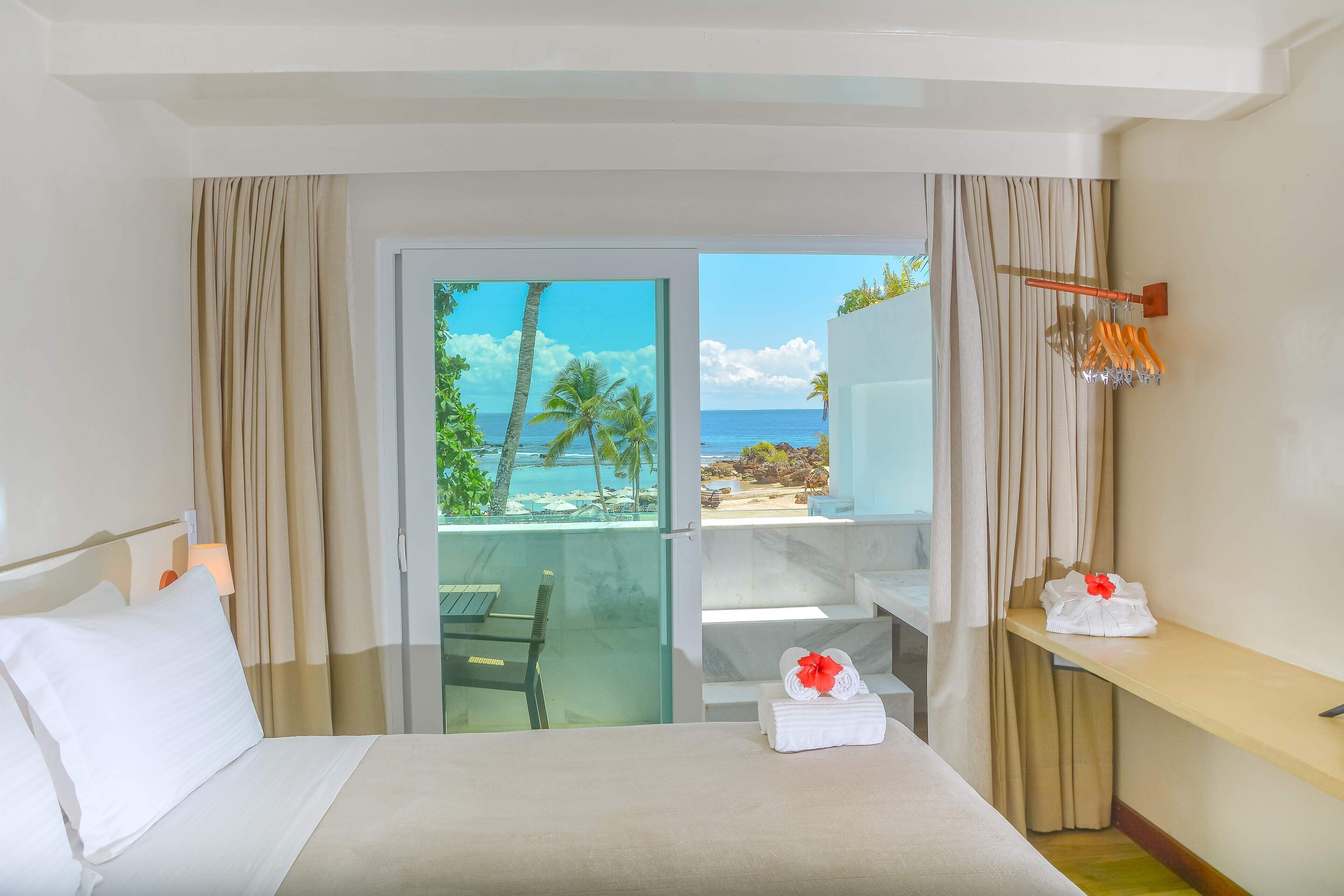 Ropa de cama de alta calidad, minibar y decoración personalizada 