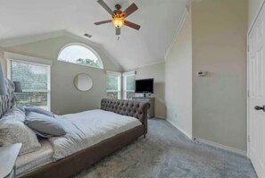 3 bedrooms, desk, iron/ironing board, free WiFi