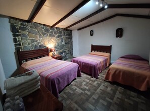 Habitación triple básica, varias camas