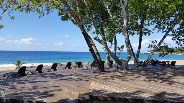 Plage, chaises longues, serviettes de plage