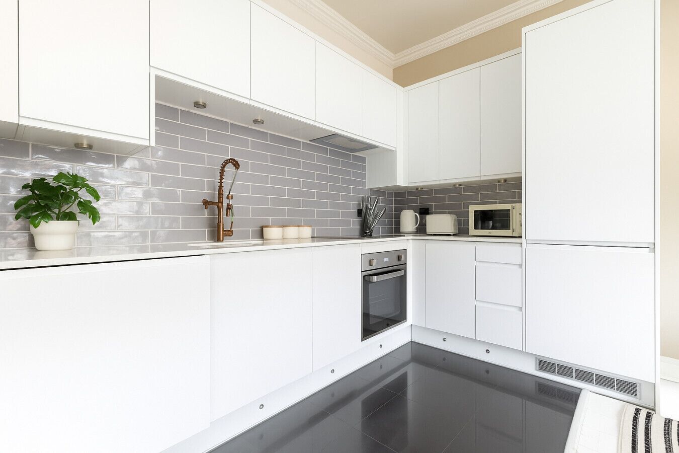 Køleskab, mikrobølgeovn, ovn, kogeplade