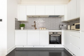 Køleskab, mikrobølgeovn, ovn, kogeplade